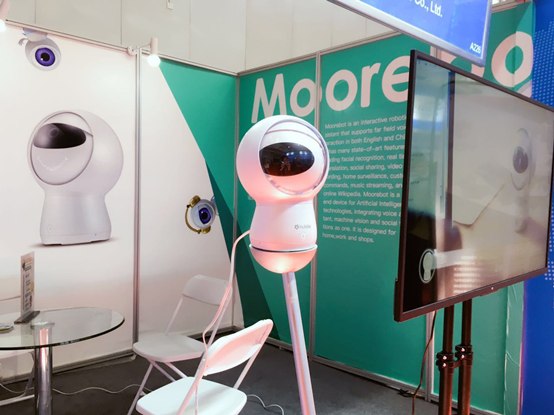 小墨儿童机器人亮相世界机器人大会大眼呆萌人气高