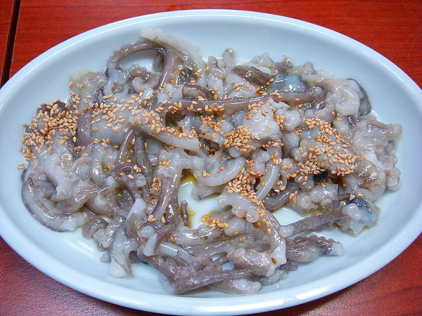 韩式活章鱼(san-nakji)洪鱼脍是一种由鳐鱼制成的发酵食品,这是韩国全