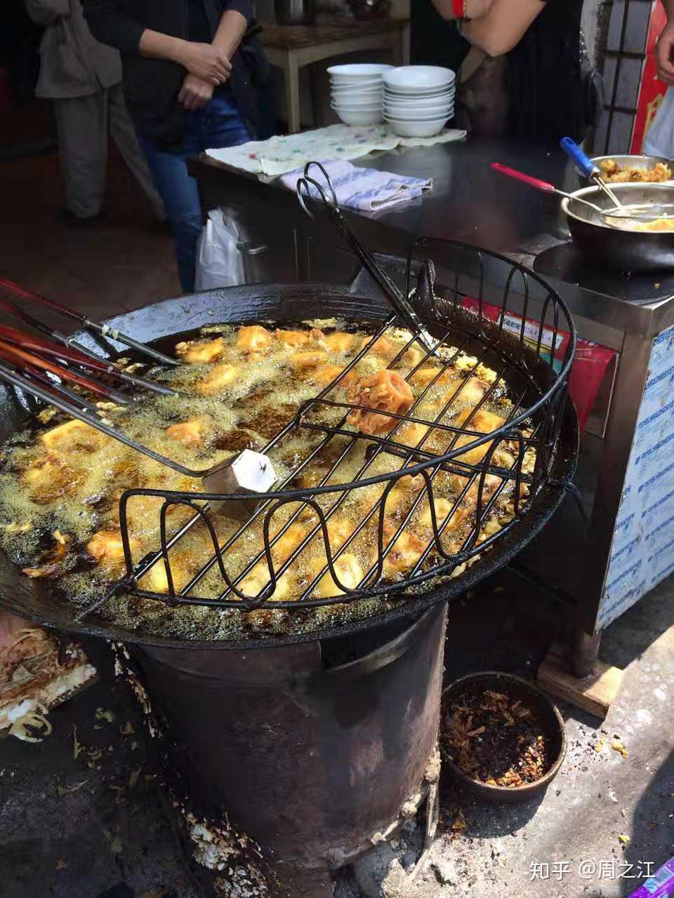 稍稍捂得有些臭味的方塊豆腐,以大鍋滾油炸之,起鍋後,放進一個大缽缽