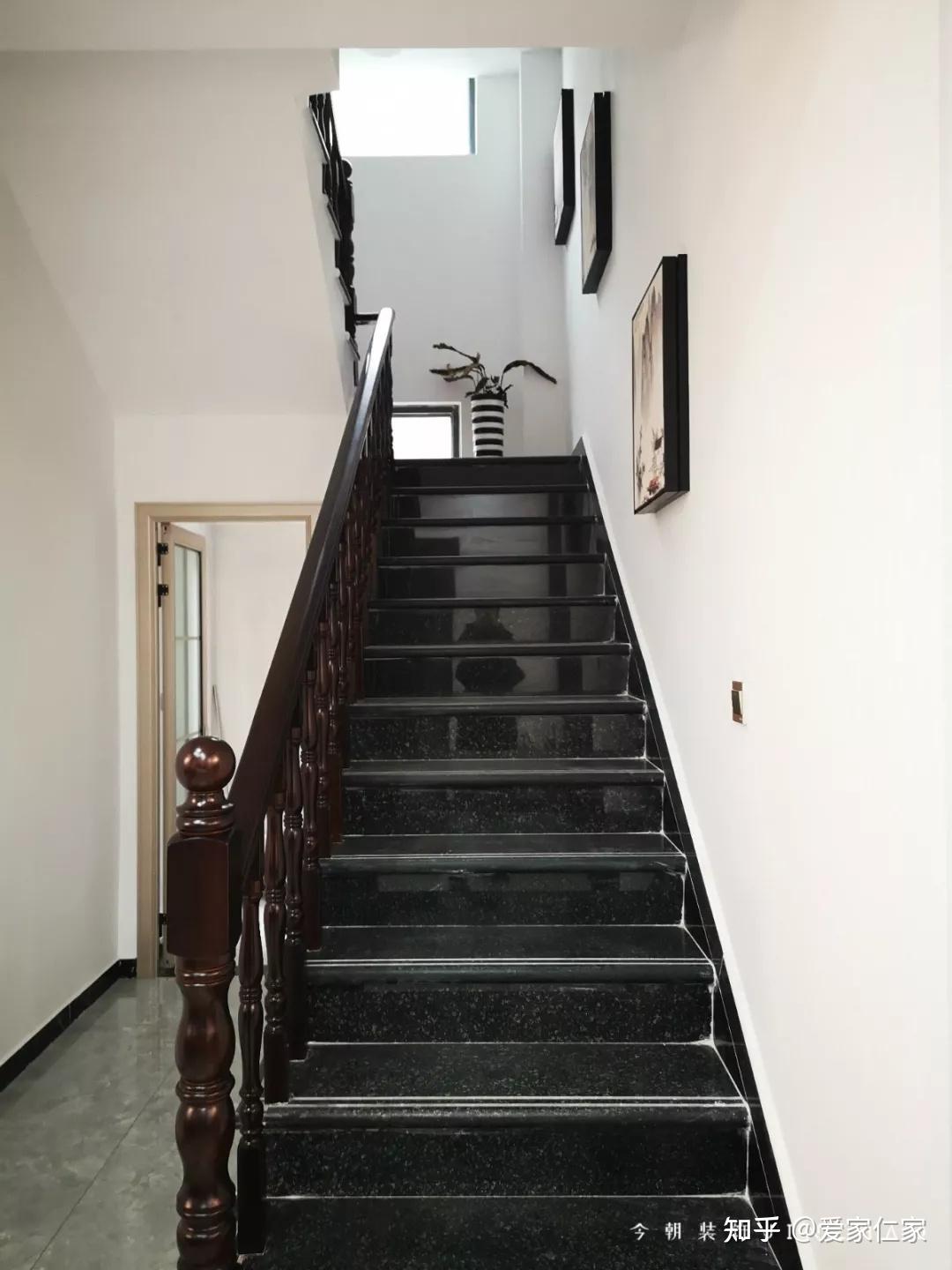 低调的黑色楼梯沉稳大气,墙上的山水挂画让空间不再单调.