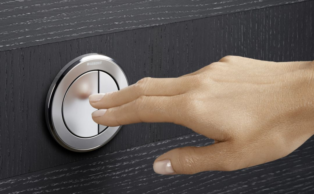 马桶冲水自由交给吉博力,2-4米范围内可随意安装马桶的冲水按钮