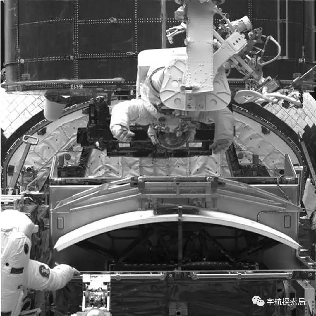 哈勃望远镜在设计初期就将可维修性纳入方案,望远镜采用模块化设计