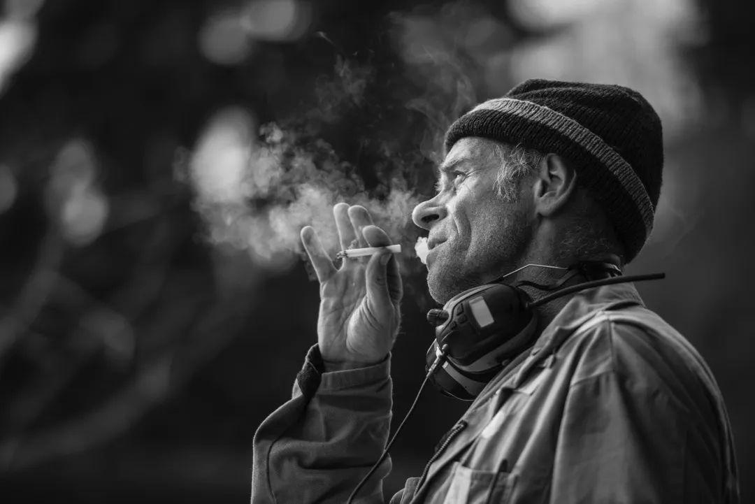 通过影调的表达,可以让模特的气质更好地展现出来,沉着通常选择低调