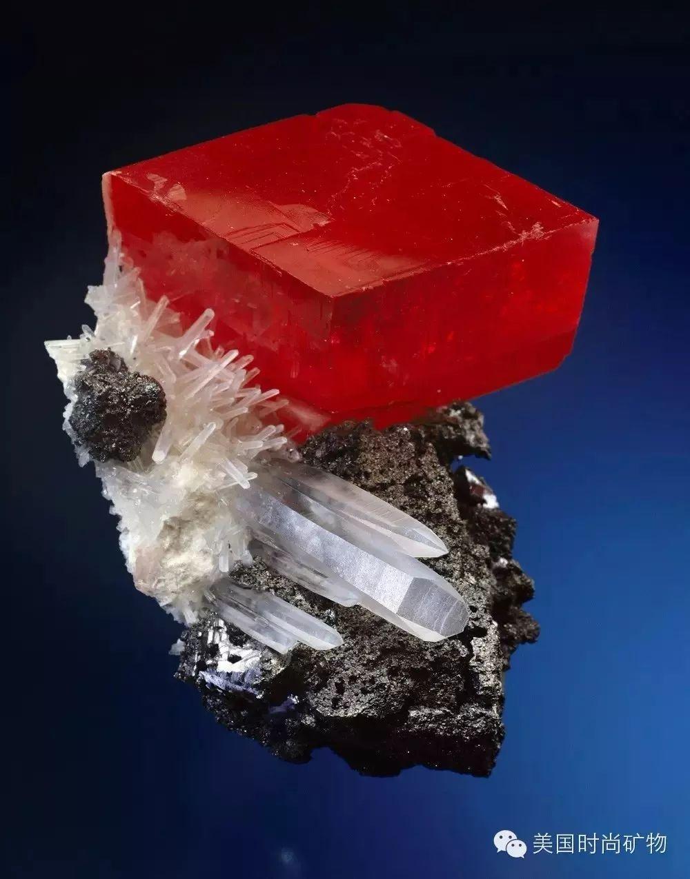 美国和秘鲁的菱锰矿,颜色浓郁,晶体