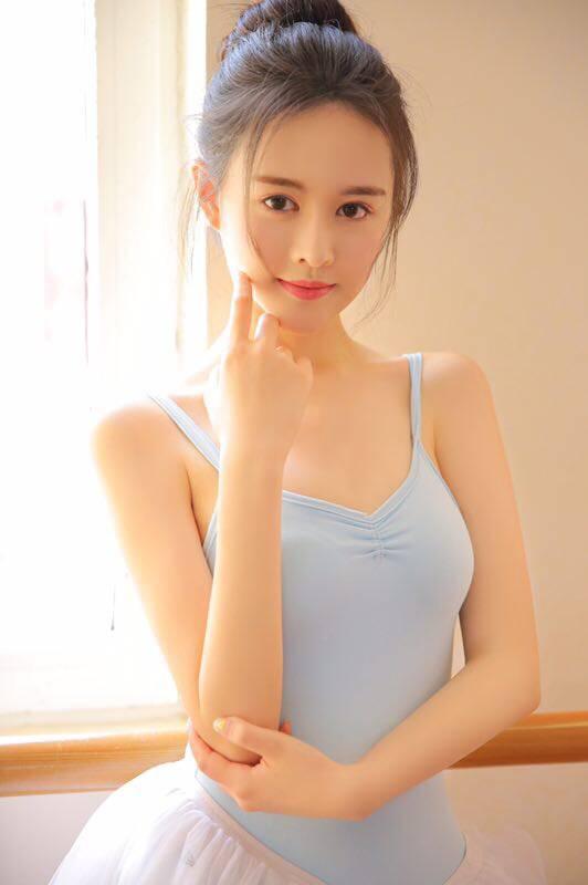 优雅时尚的戴芊芊可爱又迷人为你带来一整天的好心情