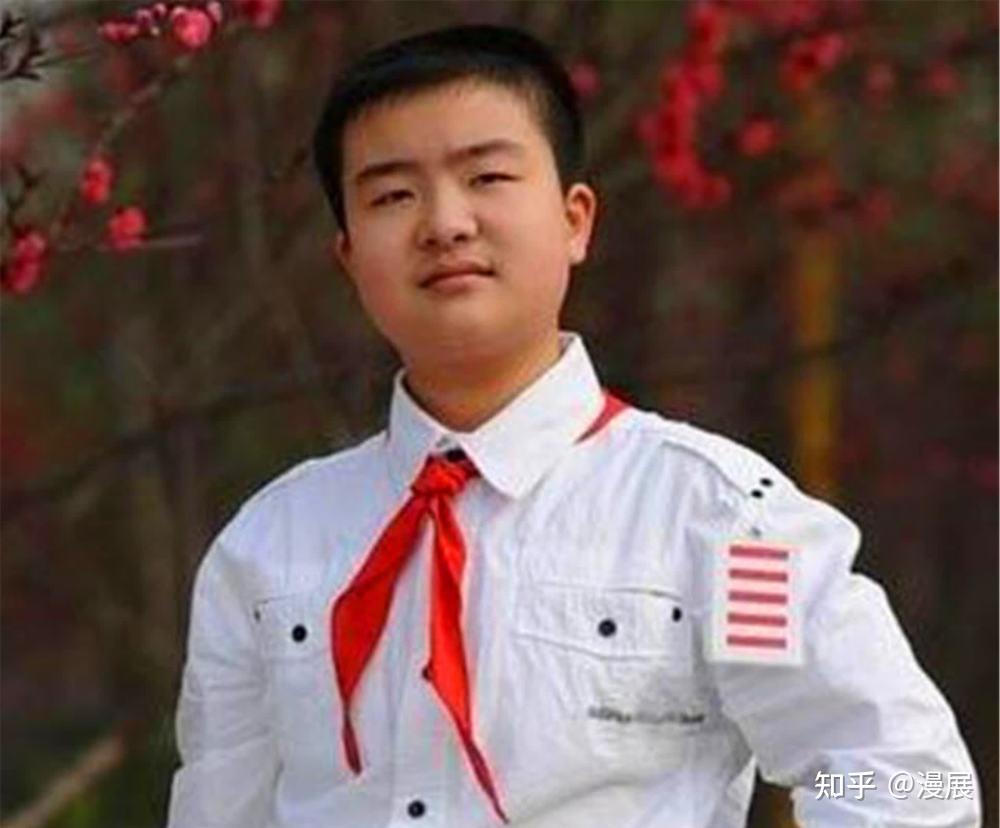 五道杠少年的现状,曾经的少先队副总队长,现实版伤仲永令人唏嘘 - 知乎