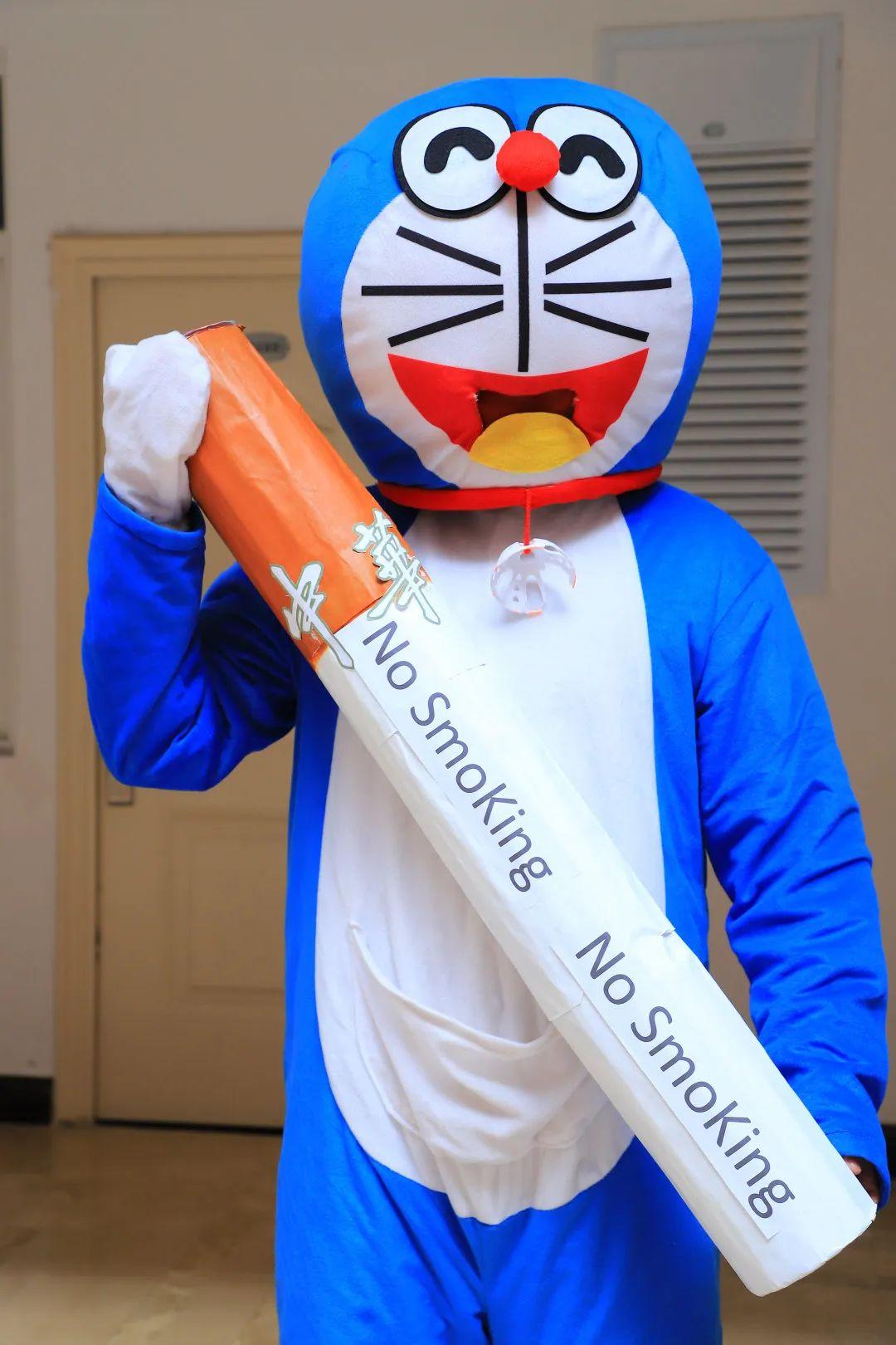 穿上可爱的叮当猫形象服饰,呼吁全校师生戒掉手中香烟
