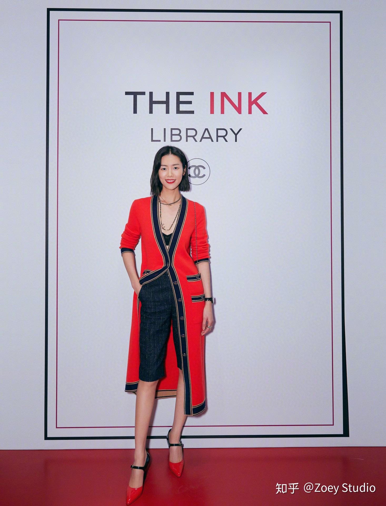 刘雯身穿香奈chanel长袖针织开衫