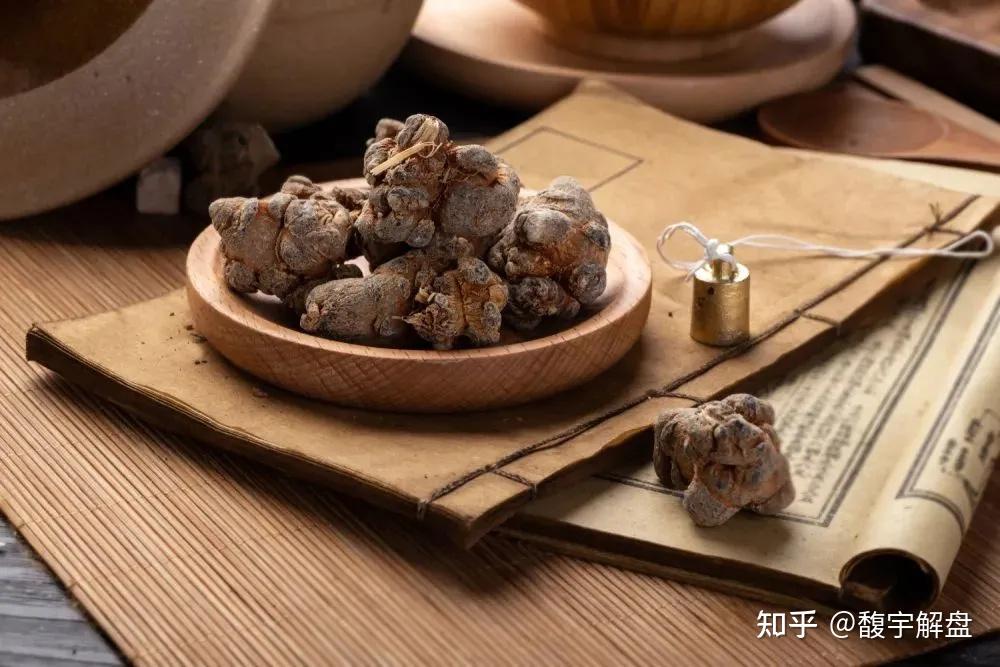 片仔癀的主要四种中药成分为牛黄,麝香,三七,蛇胆.