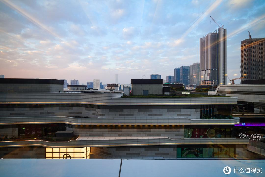 一改中年油腻,渐入纸醉金迷:上海前滩香格里拉大酒店 豪华阁行政大床