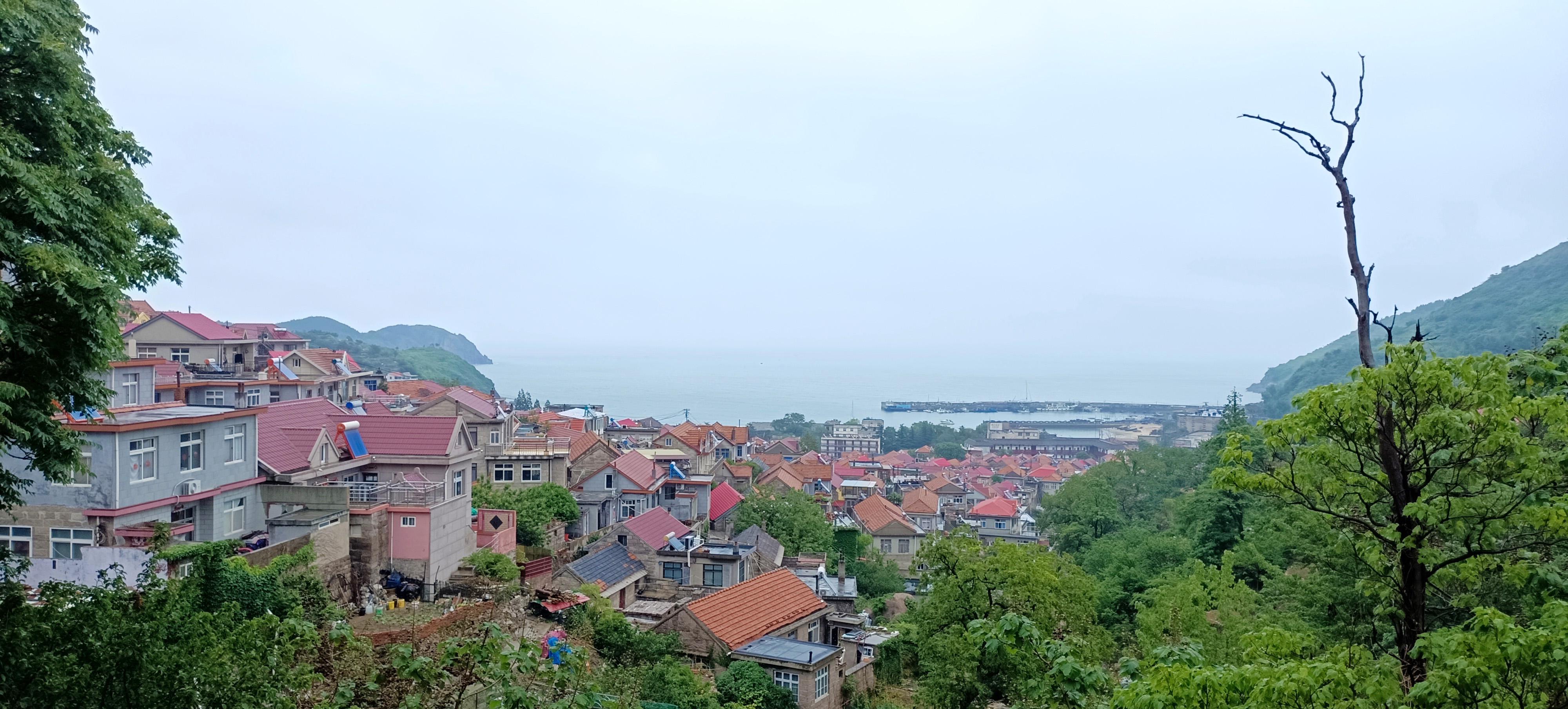 看在那云雾缭绕间有一处世外桃源雨中的青岛青山渔村