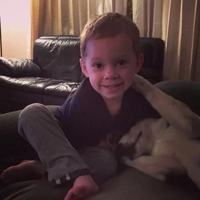 有没有假笑男孩的头像呀