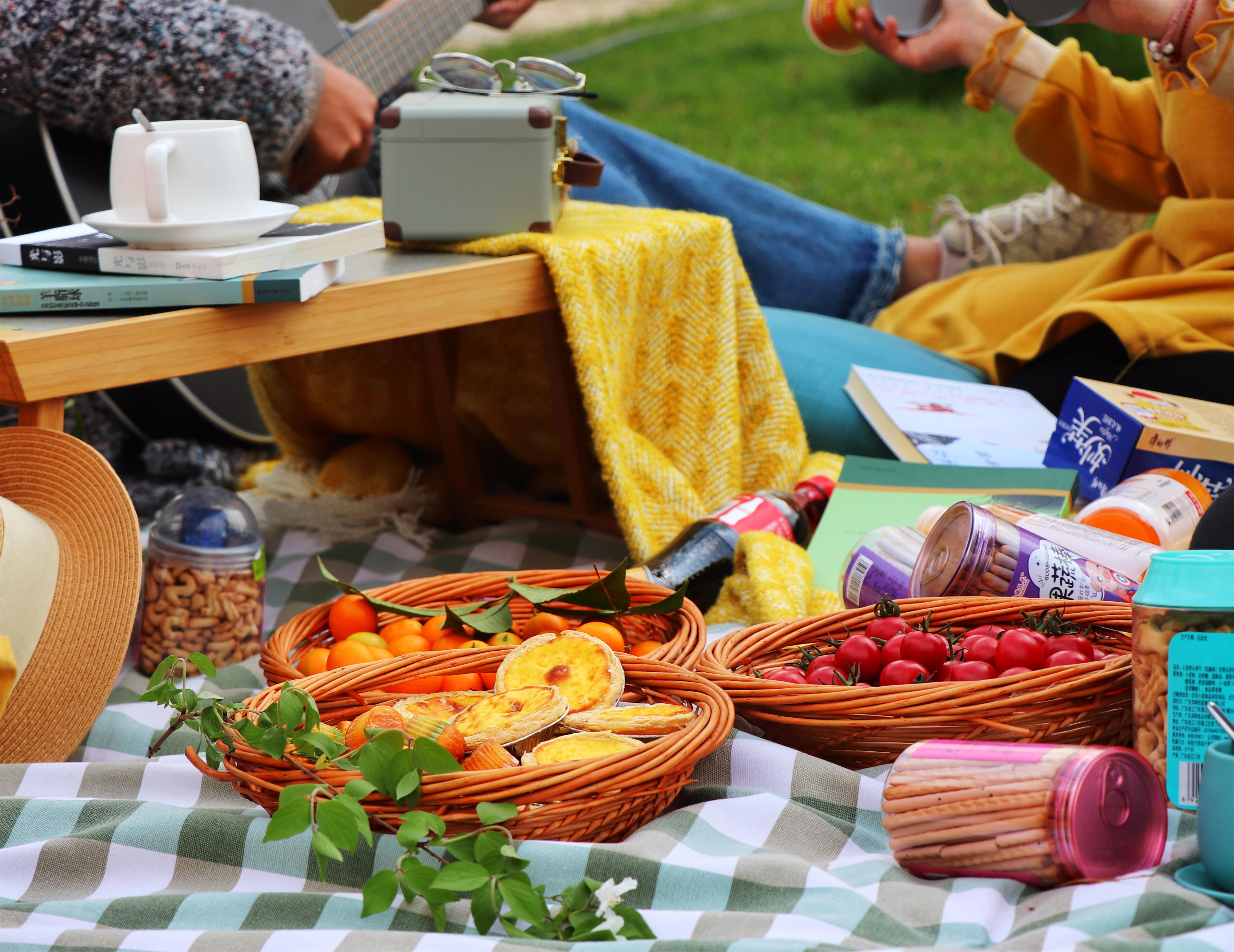 在草坪上铺好餐布,摆满新鲜水果,精致甜品,现摘鲜花,还有过瘾的气泡水