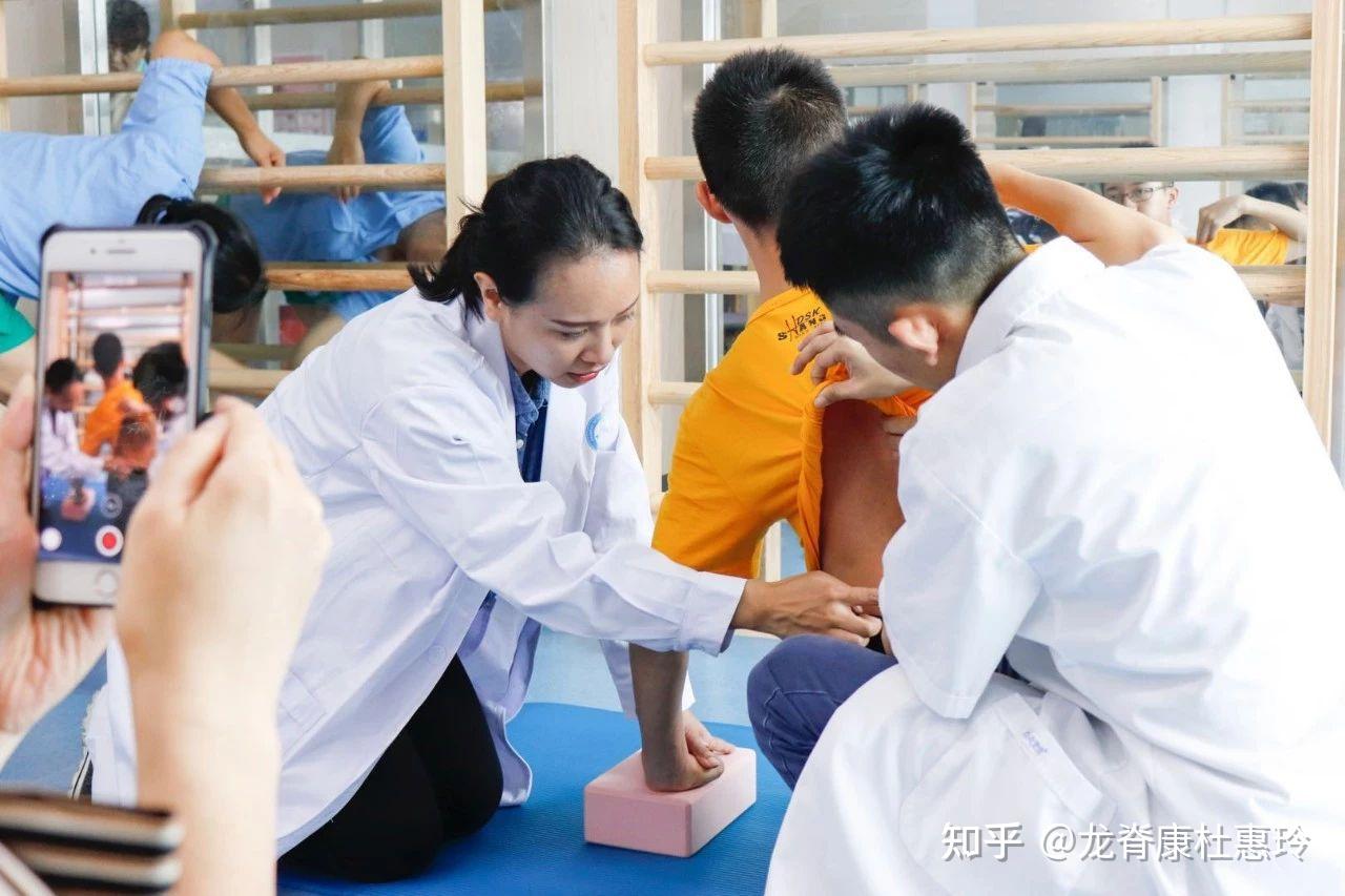 脊柱侧弯在青春期发展迅速不抓紧治疗会发生什么问题