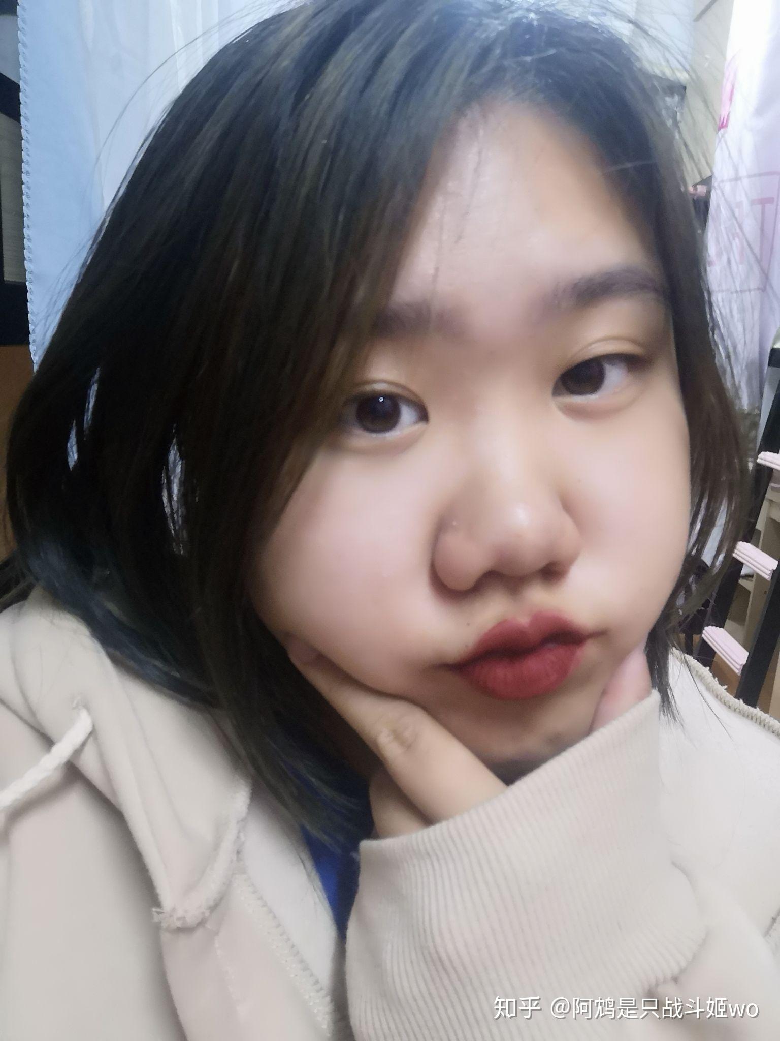 有脸大塌鼻子的好看的女孩子吗