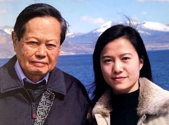 98岁杨振宁与44岁妻子近照曝光:翁帆这16年经历了什么?(杨振宁和老婆翁帆近照)