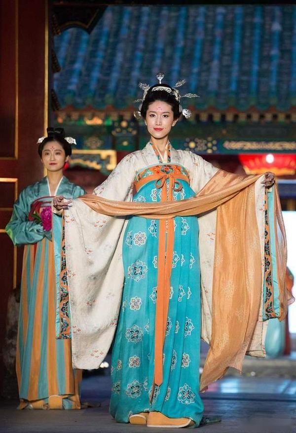袒胸襦裙太奔放?隋唐服饰6件套解密「唐潮」汉服的正确打开方式 - 知乎