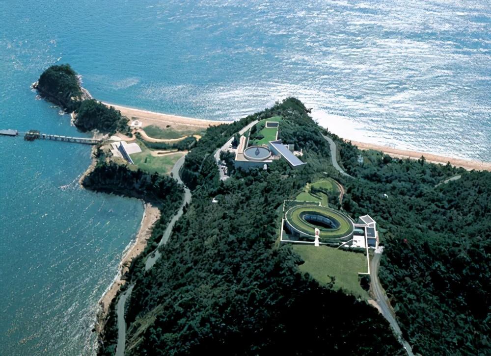 日本直岛 贝乐思之家日本淡路岛真言宗 本福寺水御堂利用了象征性的