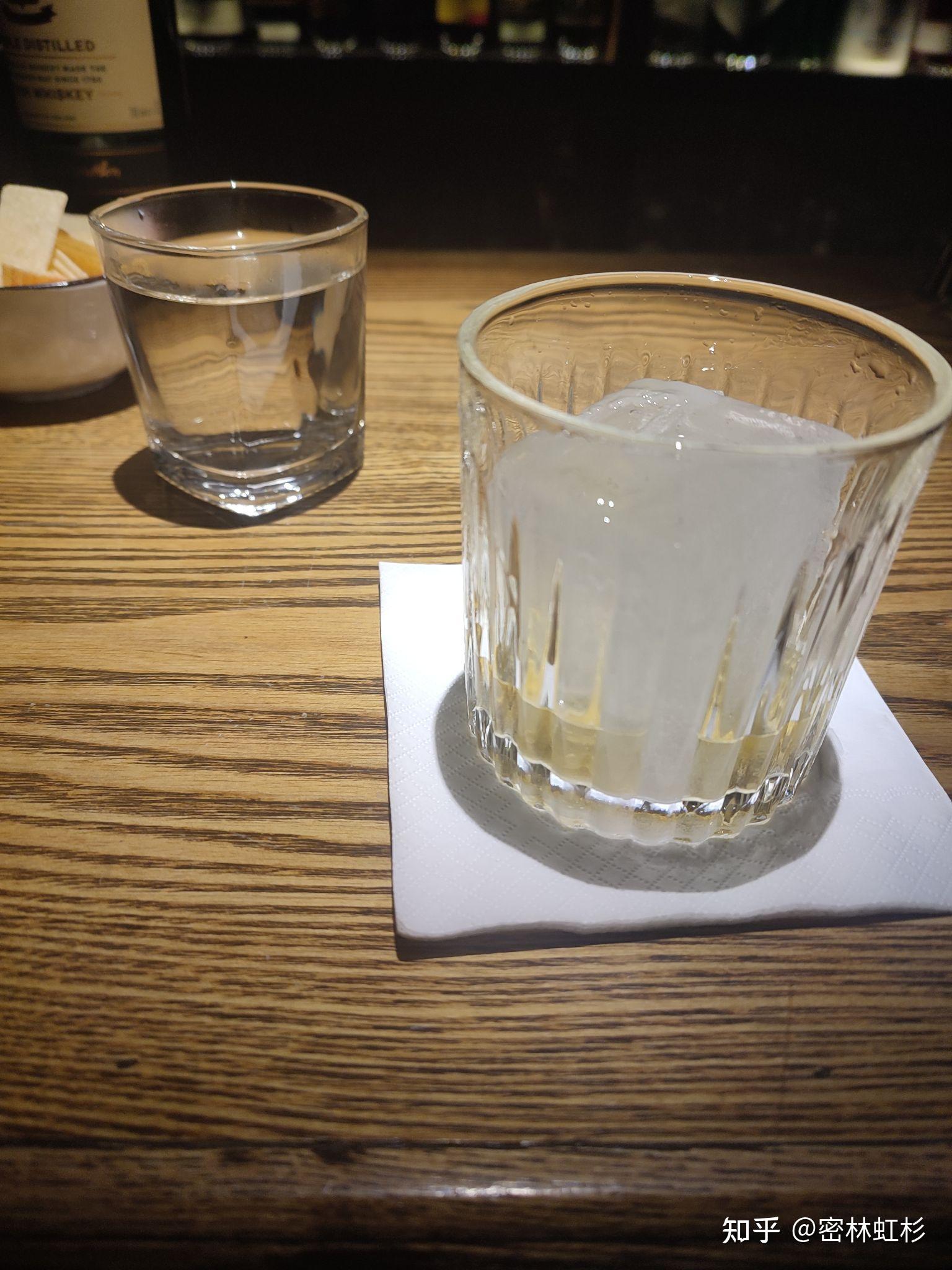 喝完后等了一段时间,我又嘬了口杯底的冰水,里面的威士忌风味还是非常