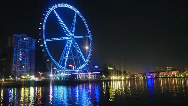 图/ 蒲杨 在水城上空 闪耀着七彩光芒的摩天轮缓缓转动 成为夜空中的