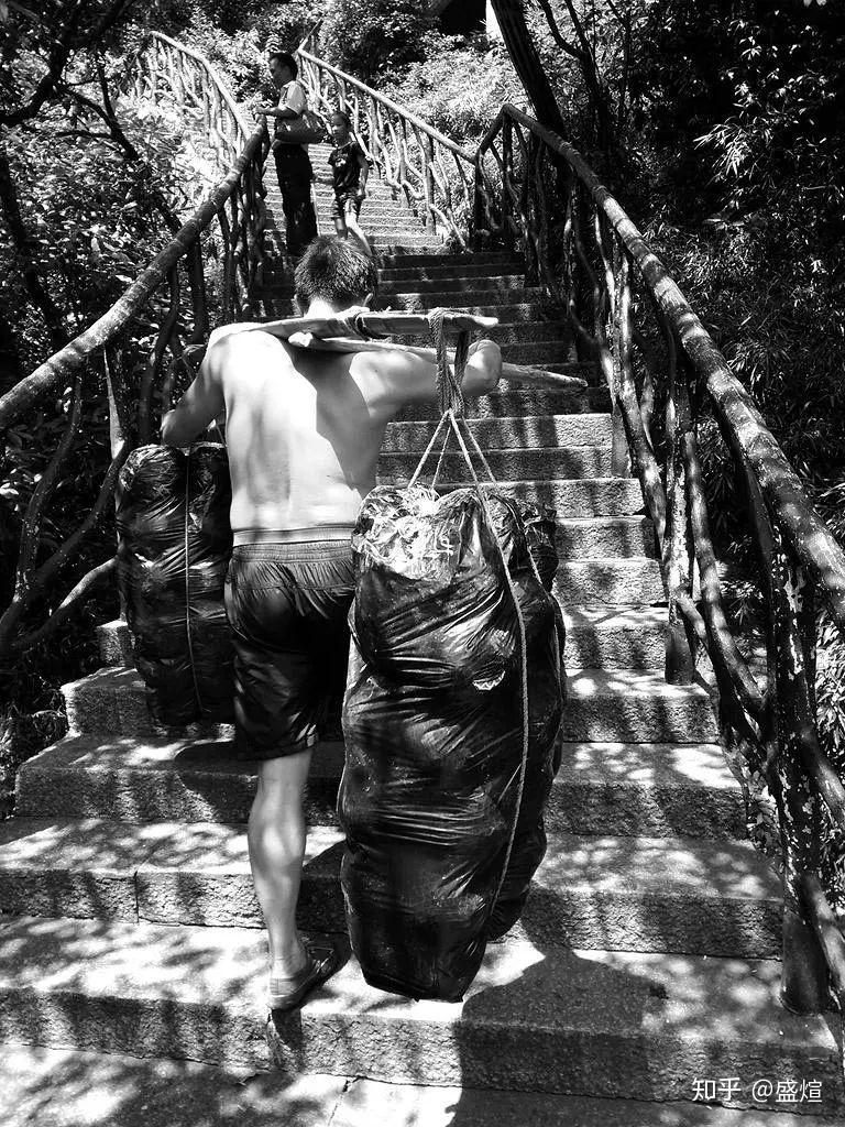 跑长途的挑夫和接短途的脚夫