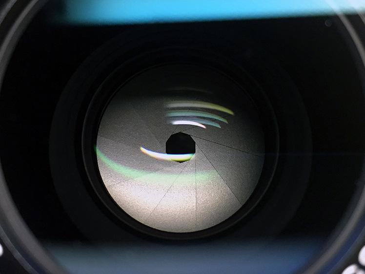 光圈是用来控制镜头内打开光孔大小的装置.