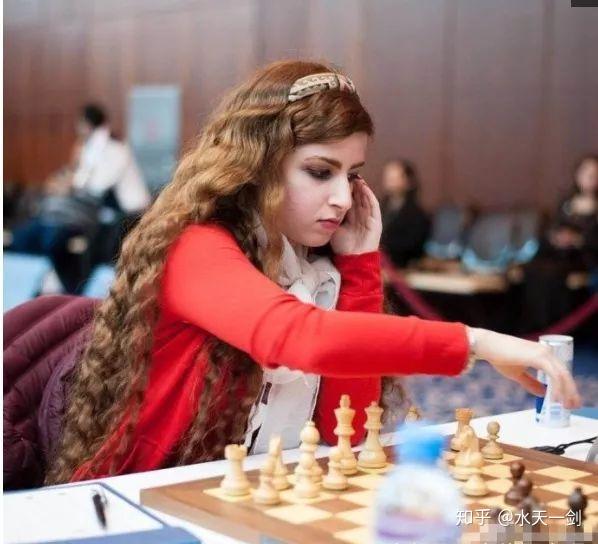 伊朗最美女棋手拒绝宗教牺牲一块头巾成为世界英雄