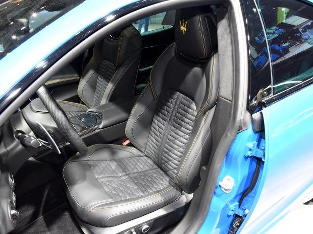 并且在座椅头枕上也使用了黄色玛莎拉蒂logo作为装饰