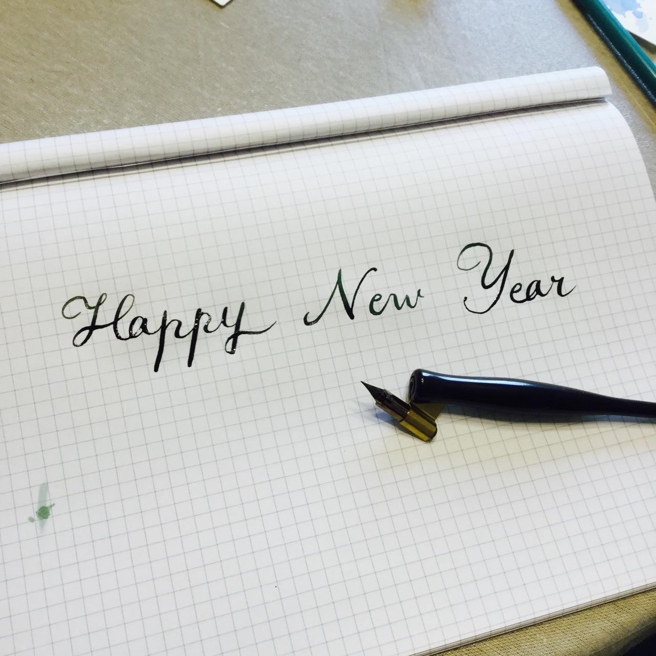 笔尖在侧面的钢笔叫什么 写英文花体字用的那