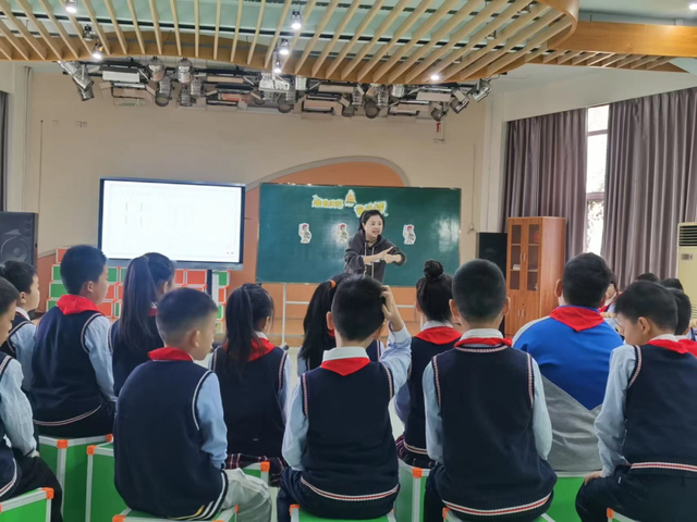 白杨老师的欣赏课《维也纳的音乐钟》,根据三年级学生好奇,好动,好