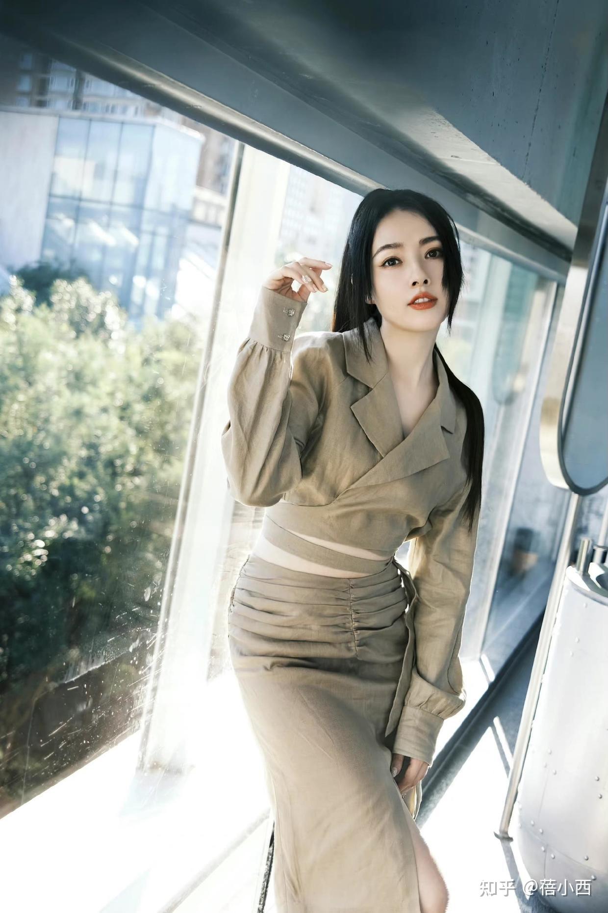 "阔太郭碧婷"真的太会保养了,穿衬衫配半身裙,宛若18岁少女! - 知乎