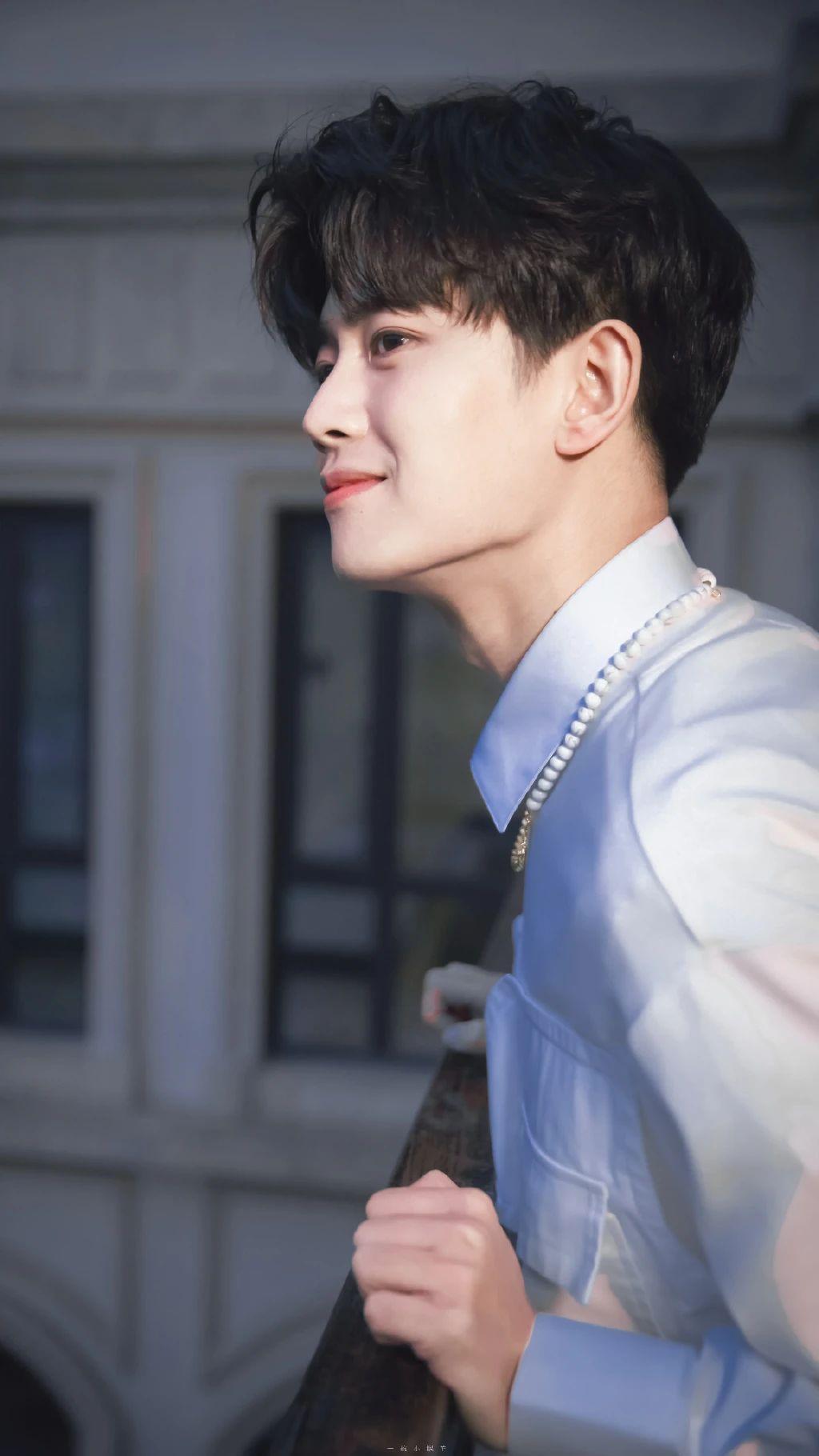 任嘉伦壁纸你一笑我就沦陷了沦陷在你眼中那抹白月光般的温柔