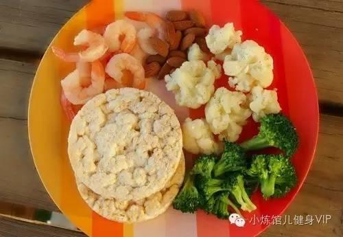 女生,骨架大,肩宽,胯骨大,上身肉多,特别是肚子