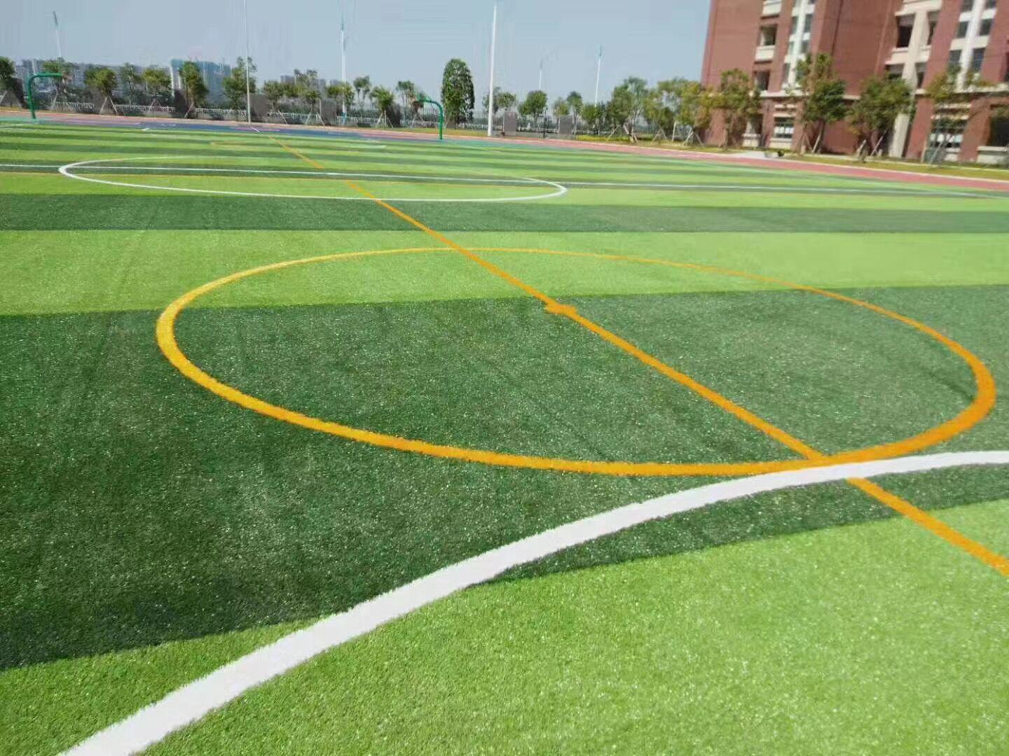 学校操场地面铺的什么材料