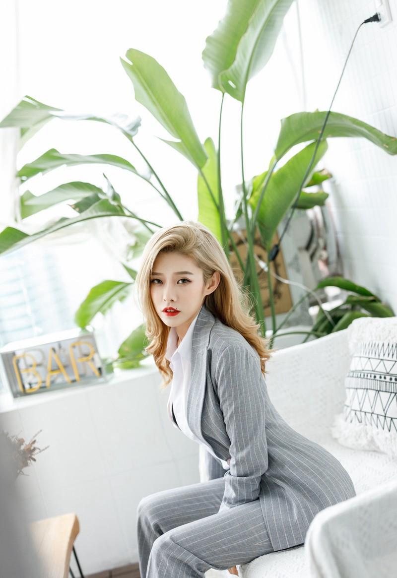 luvian本能私房写真飒爽率性的西服与极致魅惑黑丝 - 知乎