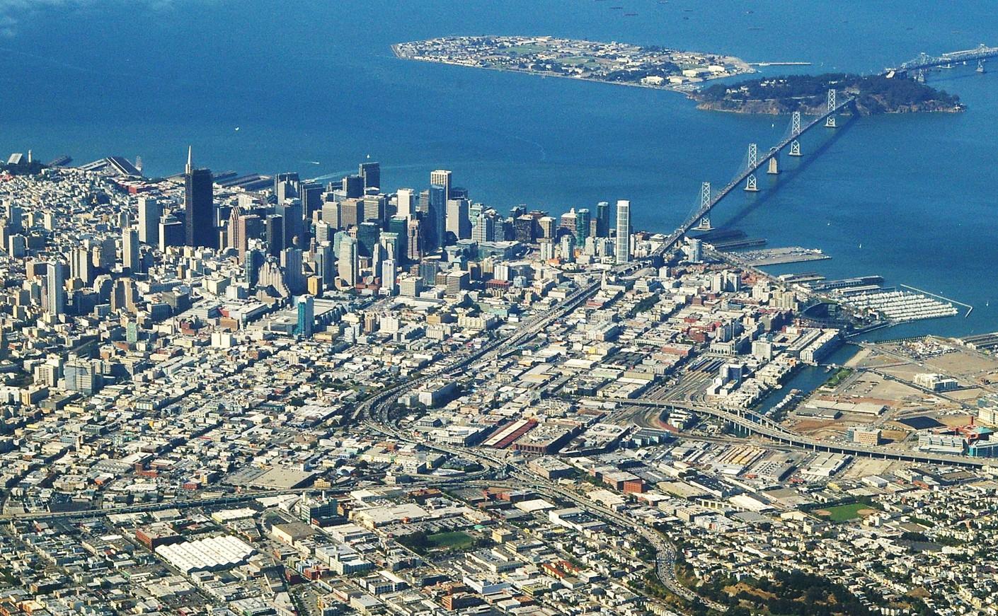 旧金山-奥克兰海湾大桥和其背后的旧金山，加利福尼亚州 (© Engel Ching/Alamy)