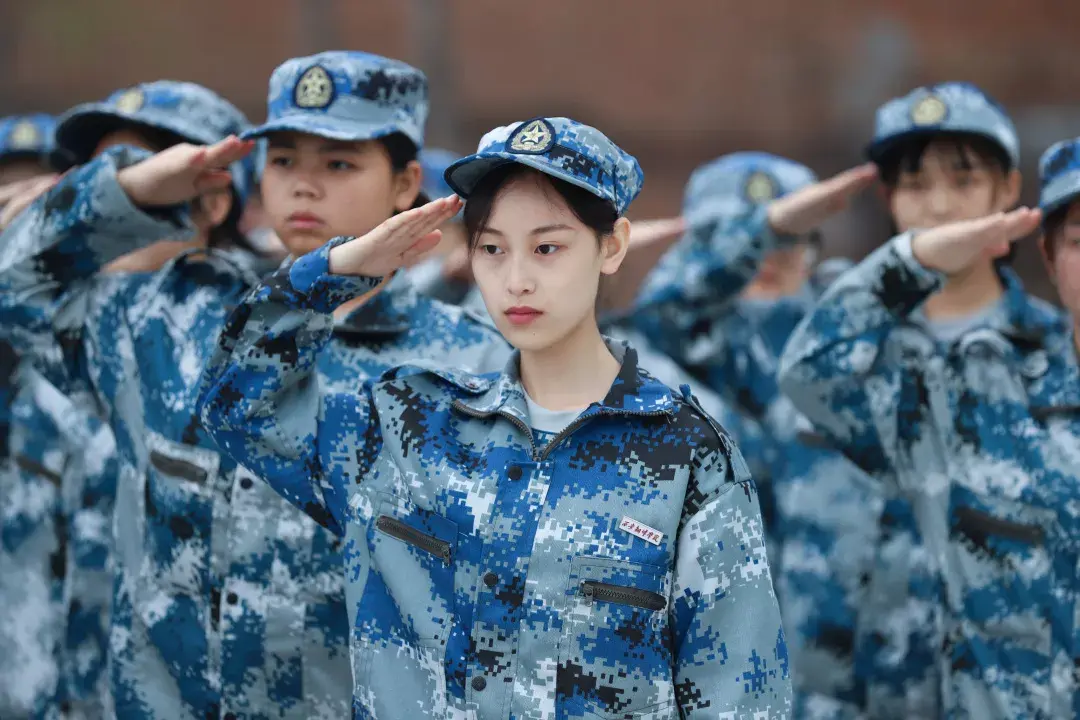 英姿飒爽斗志昂扬我们的西译军训精神