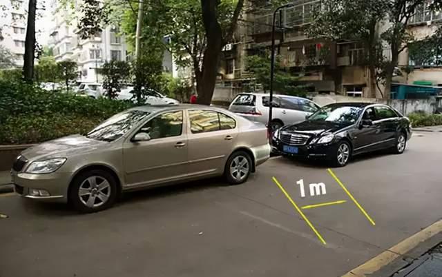轿车车头边缘刚好"接触"到前车的轮胎下缘,此时与前车的距离大概是5米