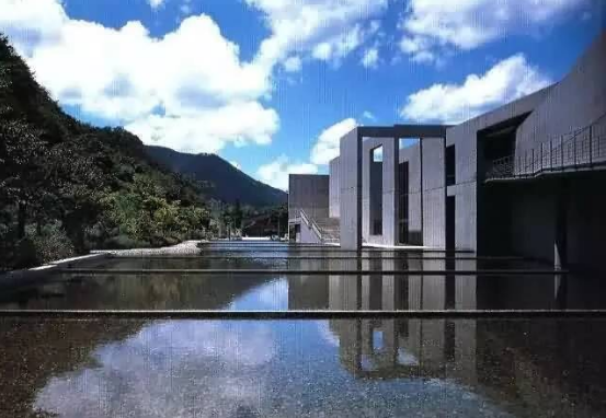 安藤忠雄:"我想让这座美术馆成为文化和历史的交融场所,山峦与建筑