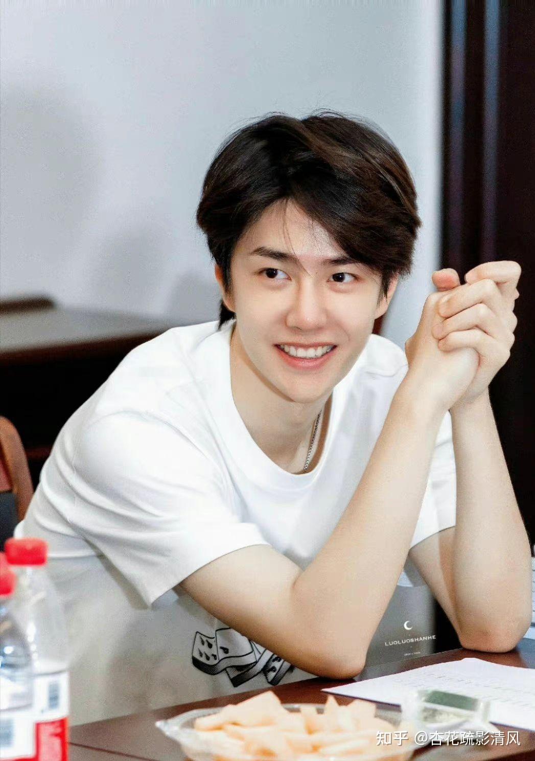 22岁的王一博正在围读剧本,脸上还恍惚带着《有翡》中谢允的真挚与