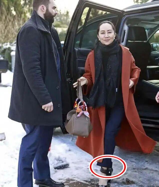 53岁的孟晚舟亲身示范:大衣不配打底裤、运动鞋,到老都没大妈感 - 知乎