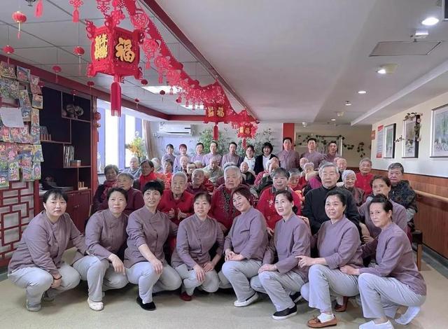 同时也祝愿这些可爱的老人们新年快乐,健康长寿.