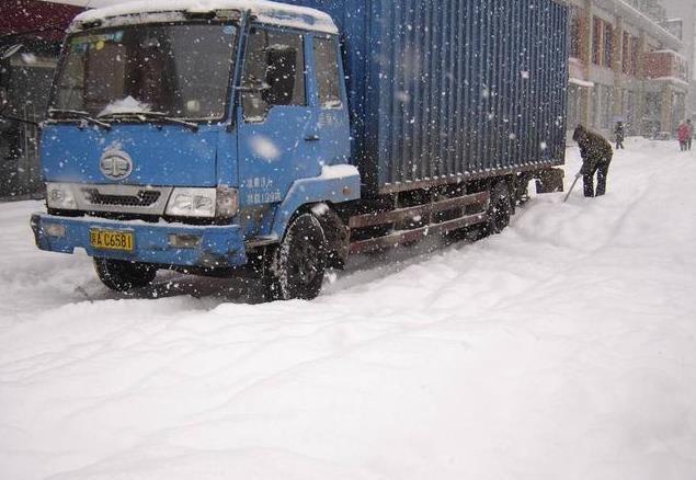 雪天泥泞路重型卡车防打滑指南