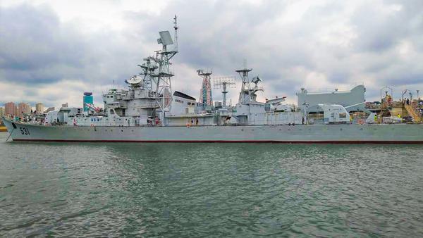 接下来是到海上参观军舰.