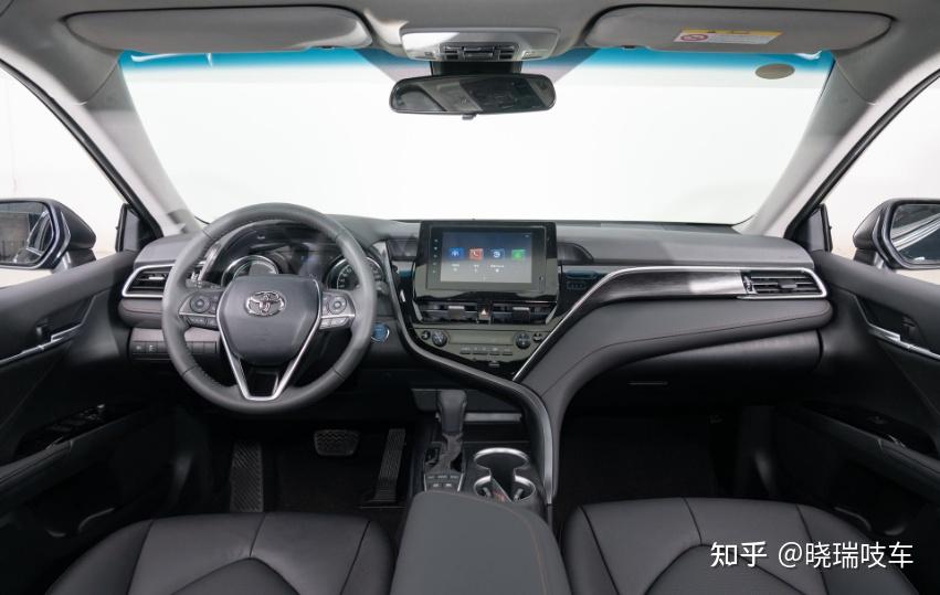 21款混动丰田凯美瑞的入门款不足22万起售不过推荐次低配