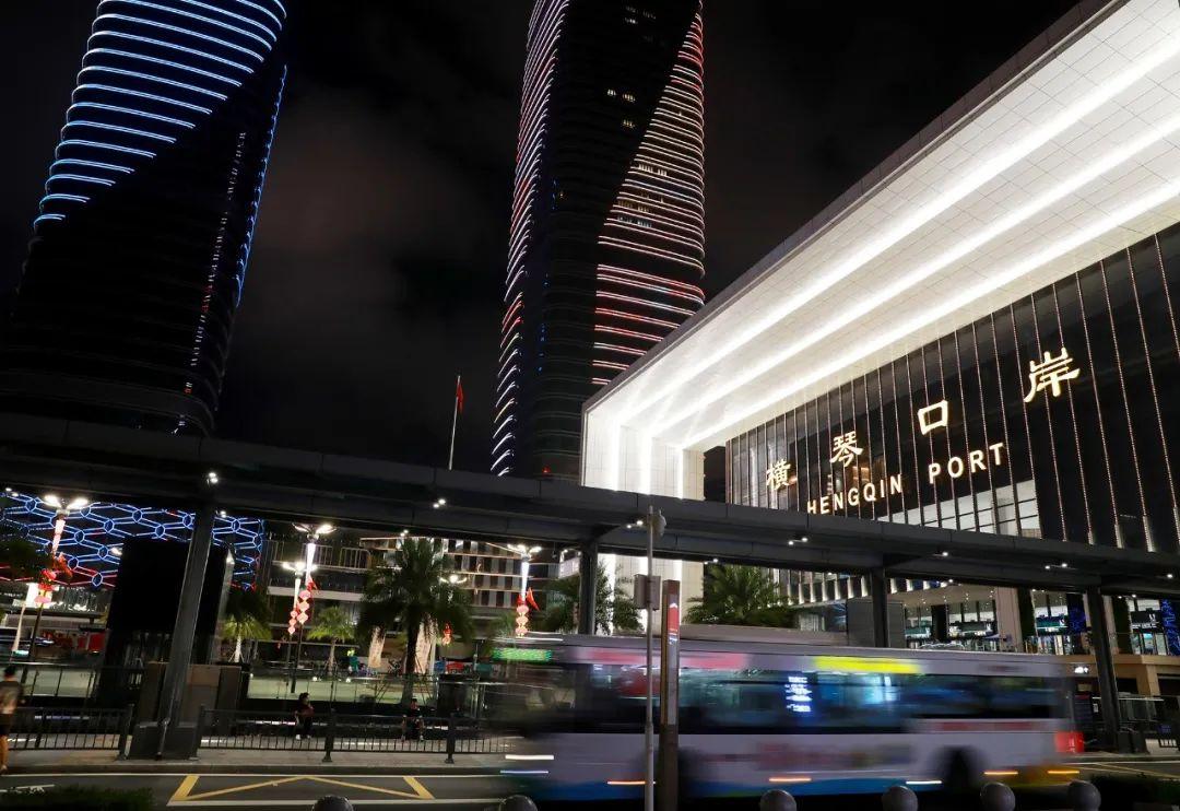 国庆假期的横琴口岸,霓虹斑斓,节日气氛满满,接驳公交一辆紧接一辆.