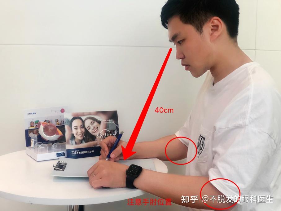 所以,正确的写字姿势应该要注意手肘位置,避免过度靠前,同时调整身体