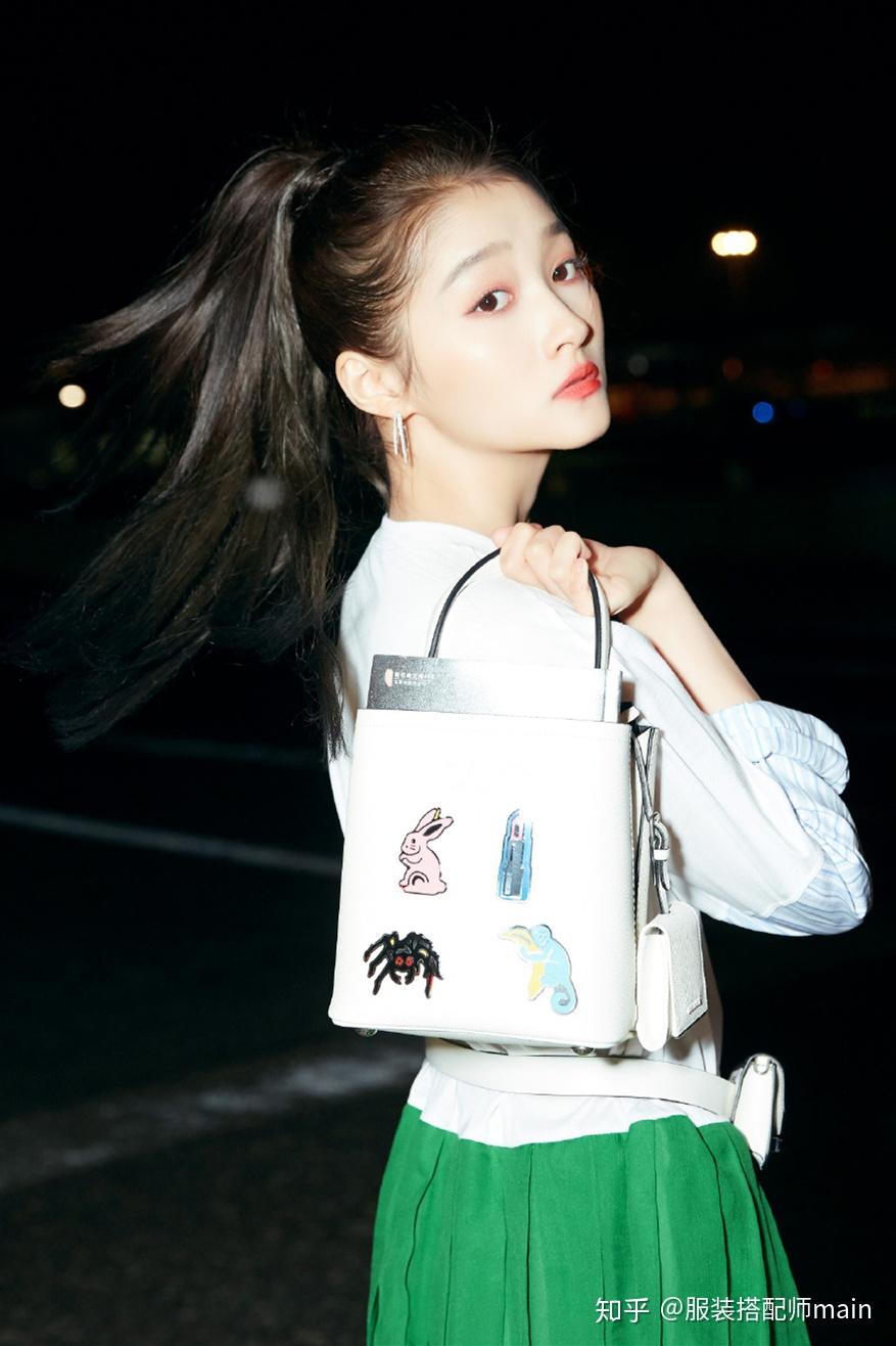 关晓彤私服衣品大有长进!身穿拼接连衣裙高调秀腿,腿长就是任性