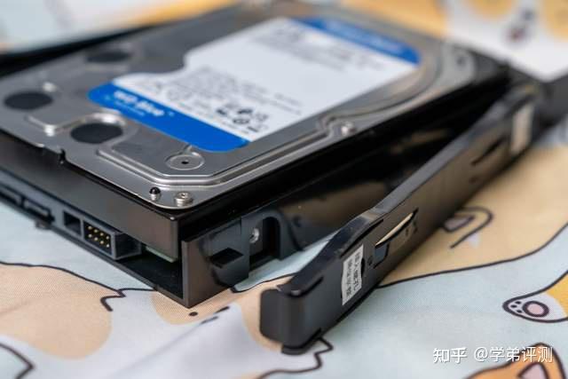 硬盘安装也非常简单,有些做得比较好的机箱都提供机械硬盘支架,不需要