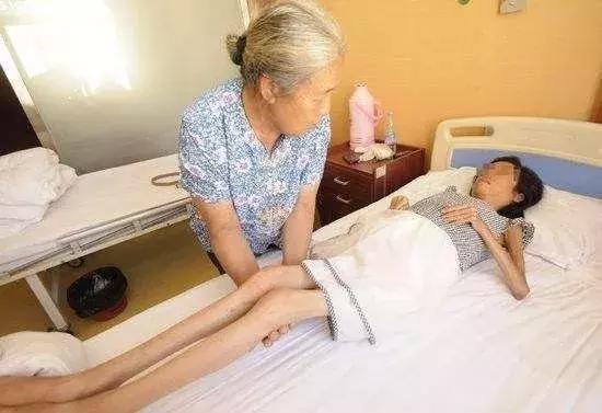 对多数人来说,渐冻症是一个陌生的疾病,但它是一个极端折磨人的疾病